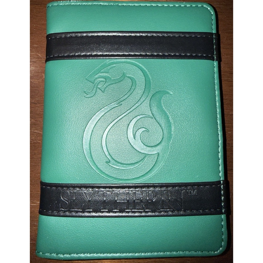 Harry Potter - Green Slytherin Passport and Credit Card Wallet - New with Tags